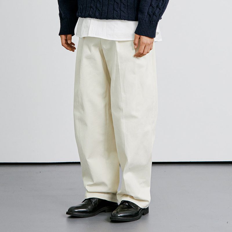 KND（ケイエンド）の「WIDE CURVE FIT TWO TUCK CHINO PANTS CREAM（Pants）」
