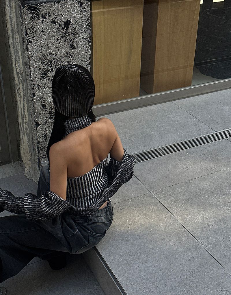 a two-tone ribbed beanie