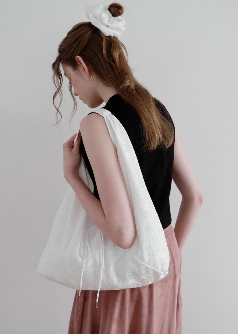 VOOR(ボル)の「Jeanne Flower Jacquard Shoulder Bag_Medium_White(Bags)」