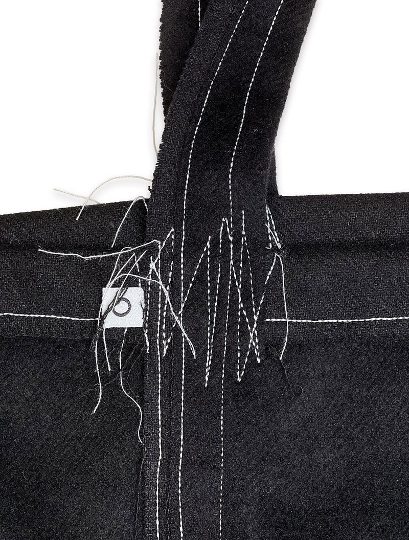 O Logo Drawing Stitch Bag / Black