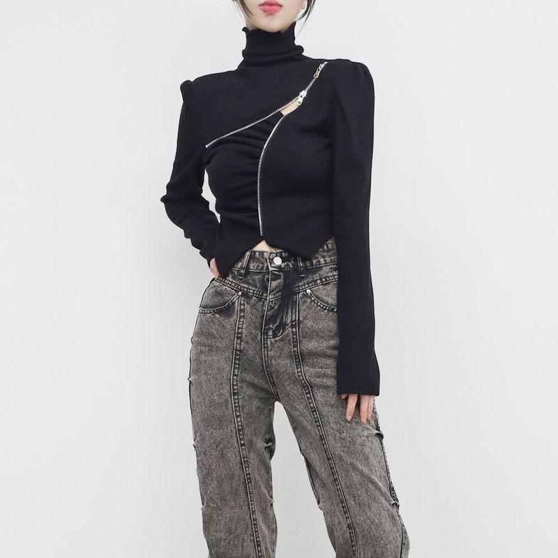 Seri's zip-turtleneck knitwear
