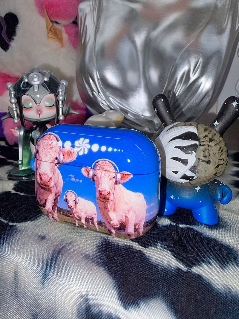 Furry Friends airpods case_Cow