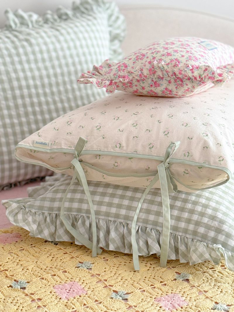 Flo ribbon string pillow cover floral pattern hotel style