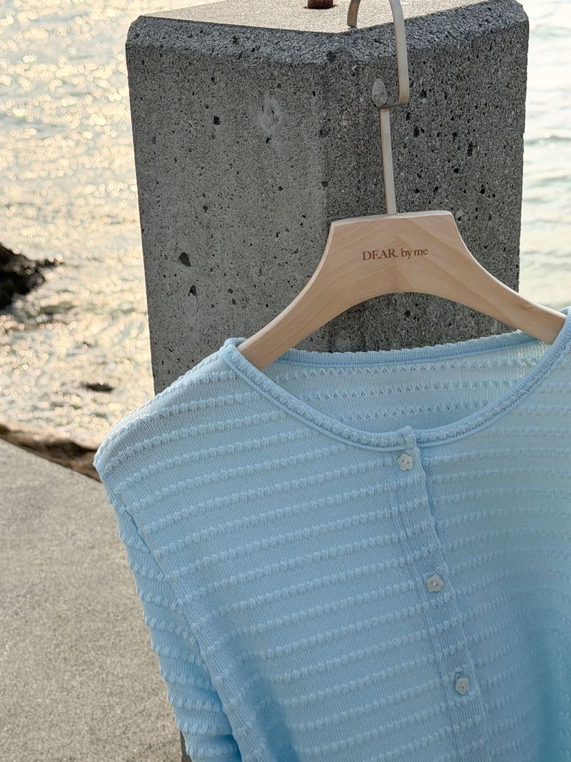 DEARBYME（ディアーバイミー）の「Daphne Flower Button Cardigan（Tops）」