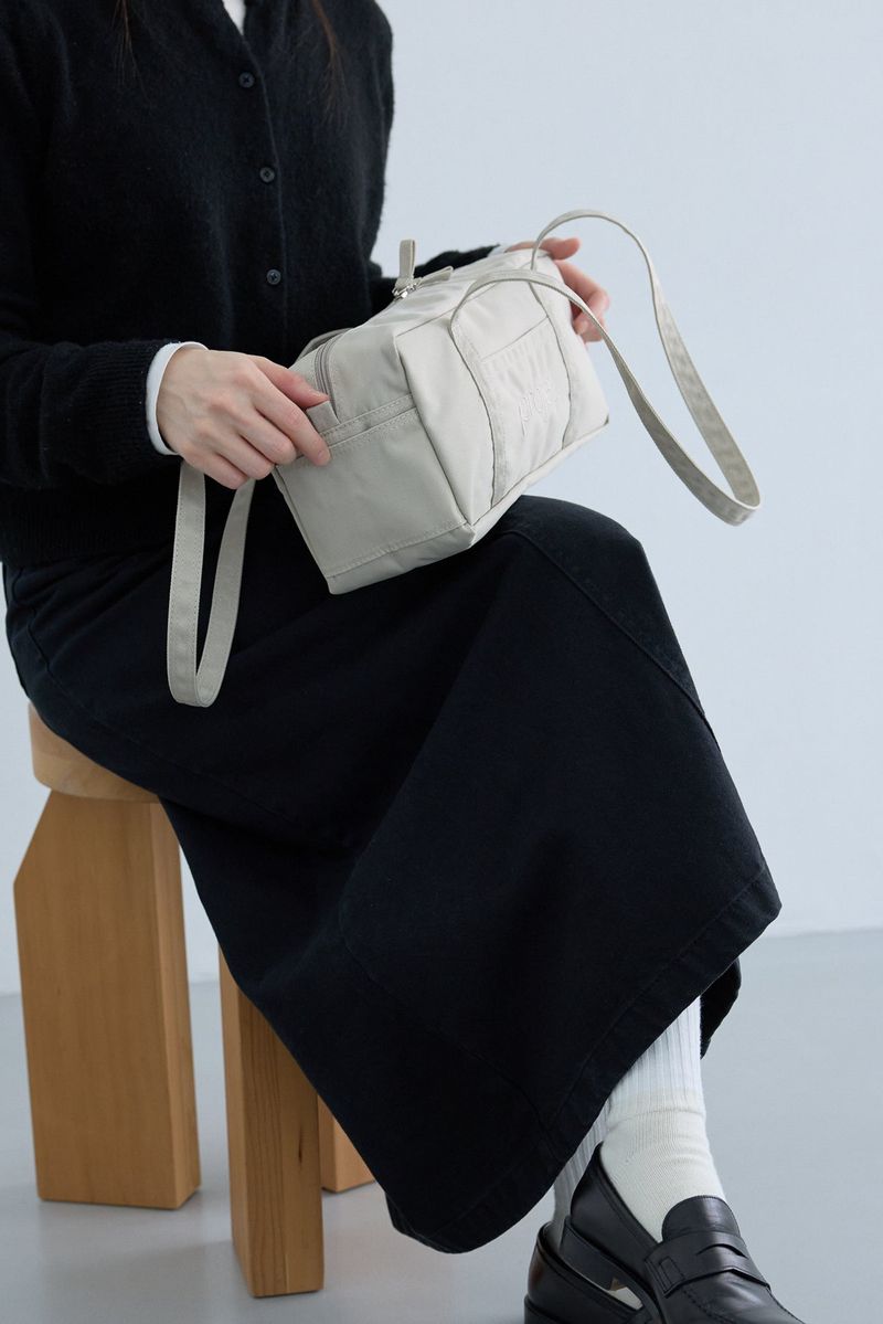 compact duffle bag (light beige)