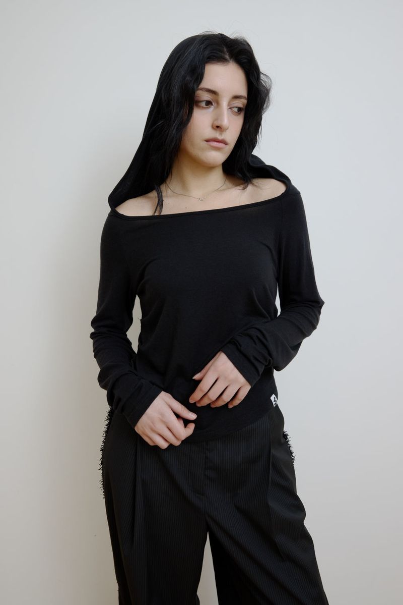 MIYHOO(ミワイフ)の「OHNE OFFSHOULDER HOODIE (BLACK)(Tops)」