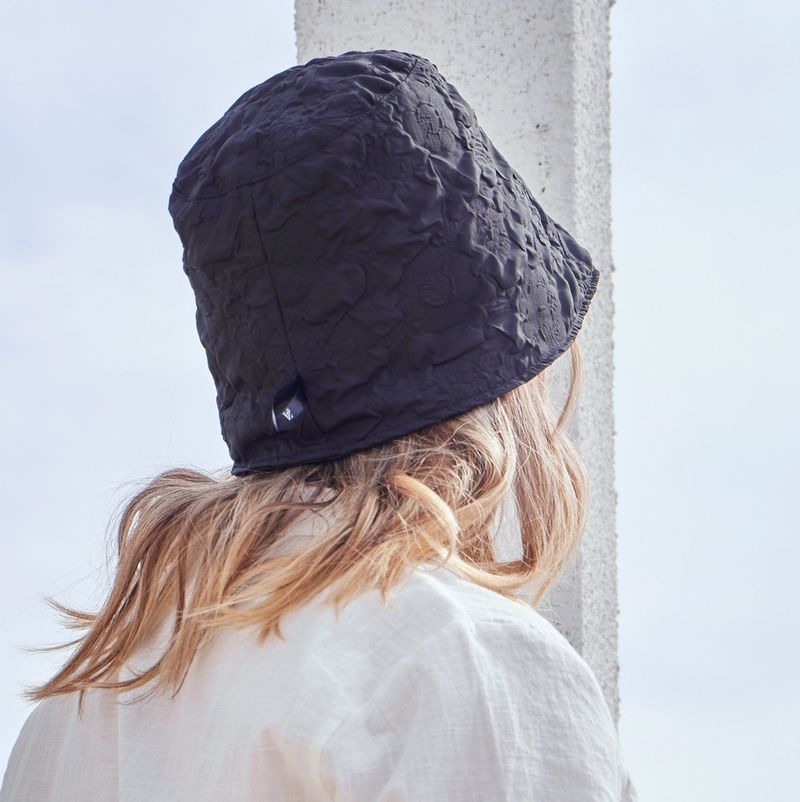 Embo longlabel drop bucket hat Black