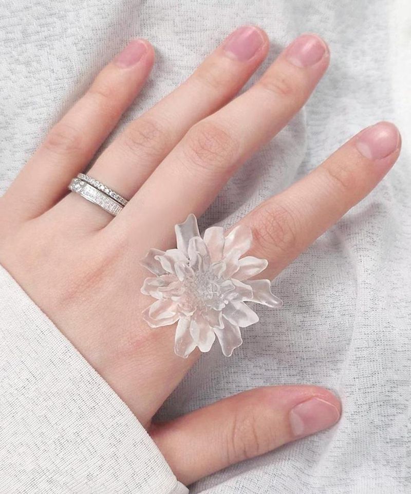 Adamdree（アダムドリー）の「トランスルーセント ホワイト フラワー リング（アクセサリー）」