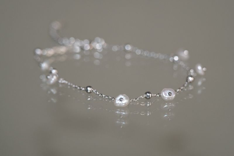 FLOATING PEARL BRACELET