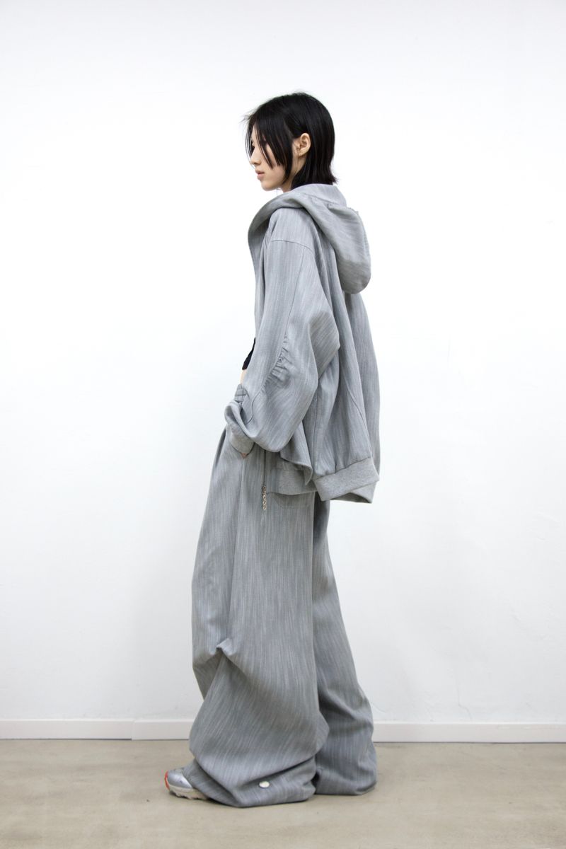 RELABEL (Menglian) デタッチャブルフーディドジャケットウィズサブトルストライプテクスチャーアンドウェービープリーツ, モダナイズド M-A1シルエット