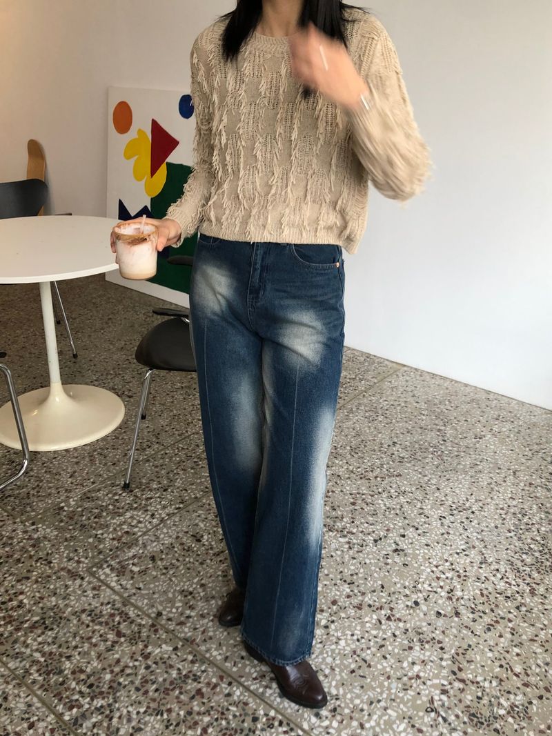 Freewheeling tassel round knit