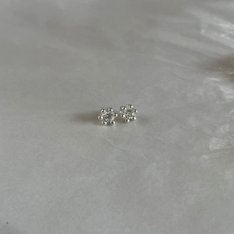 ミニマッシュルームピアス ホワイト