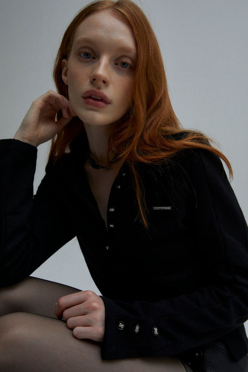 UNBALANCED COLLAR T-SHIRT