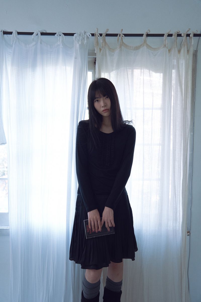 cream u-neck long sleeve_black