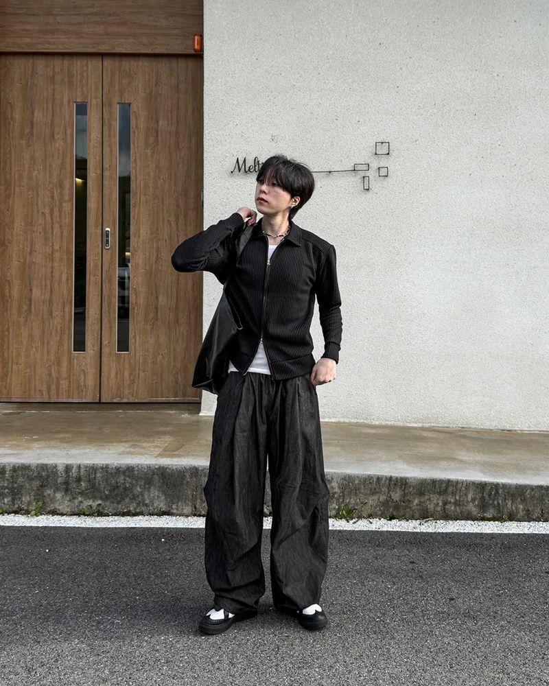 Howt Over Curved Denim Pants