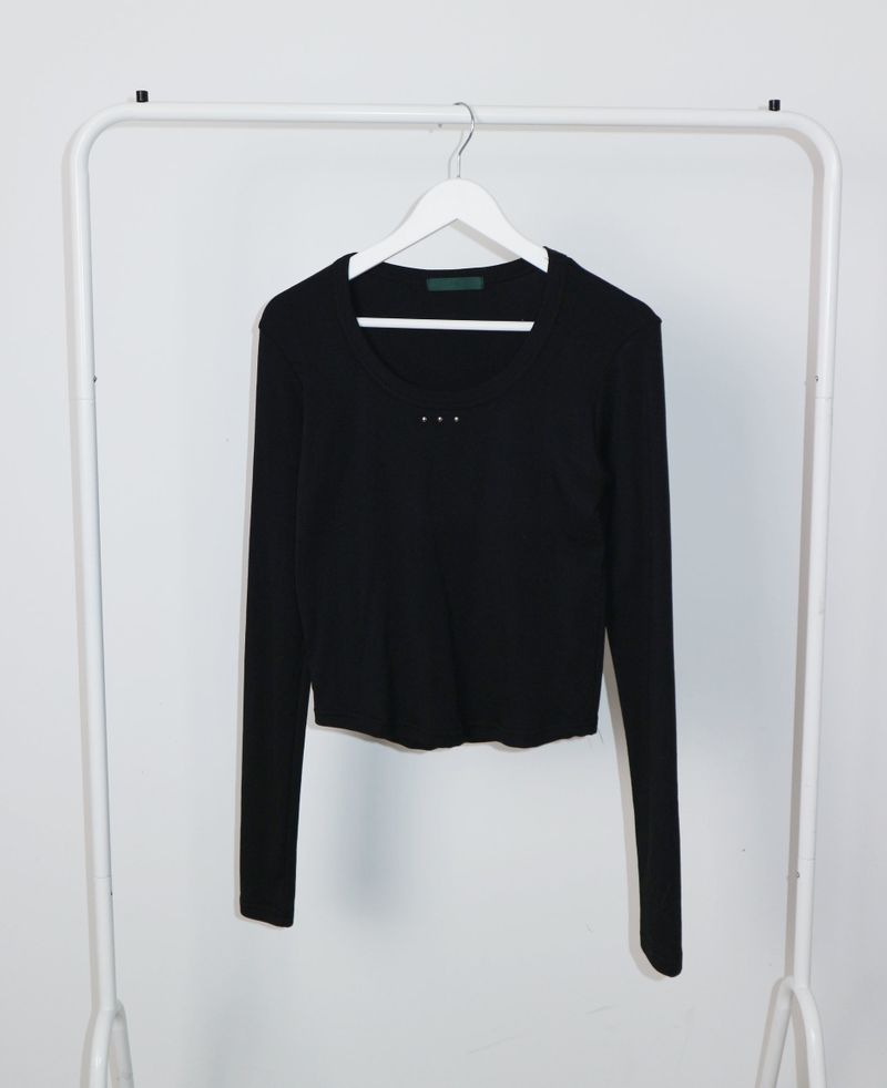 open stud U-neck round long-sleeved T-shirt