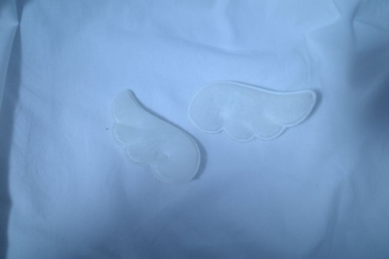 Angel pin button (2pcs)