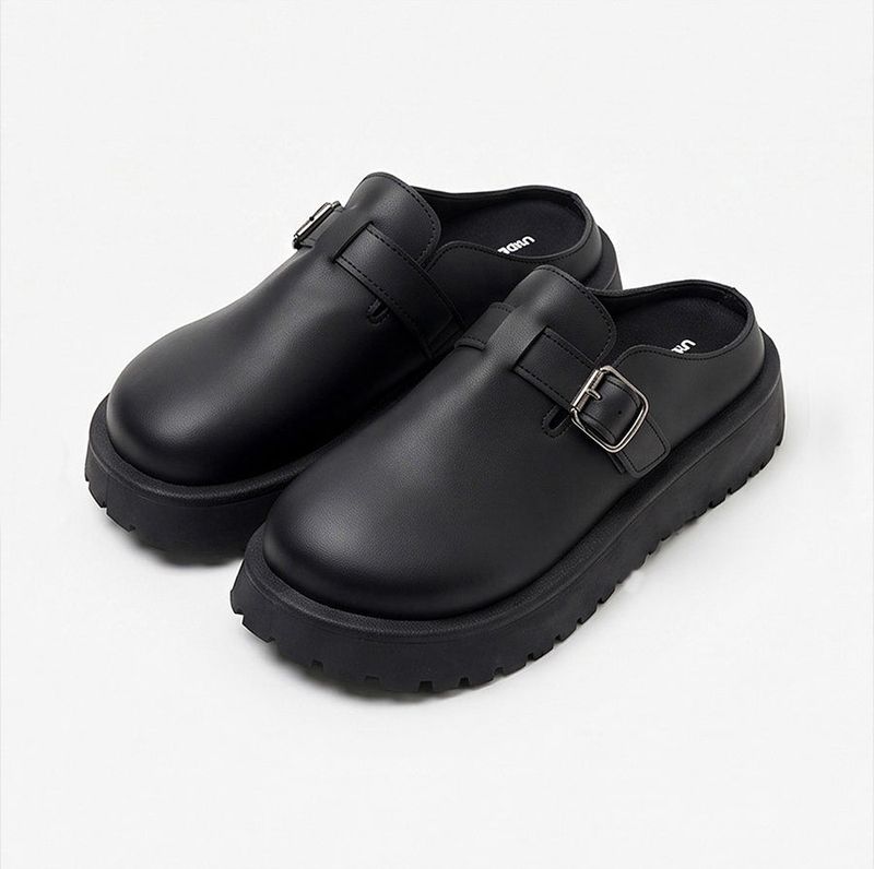 UNDEROFF（アンダーオフ）の「バックルラウンドトゥ クロッグス ブラック（シューズ）」