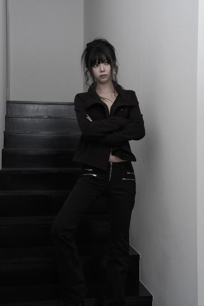 [label] antique emblem high-neck crop jacket (black)