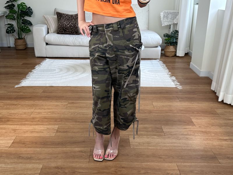 ribbon camo capri pants