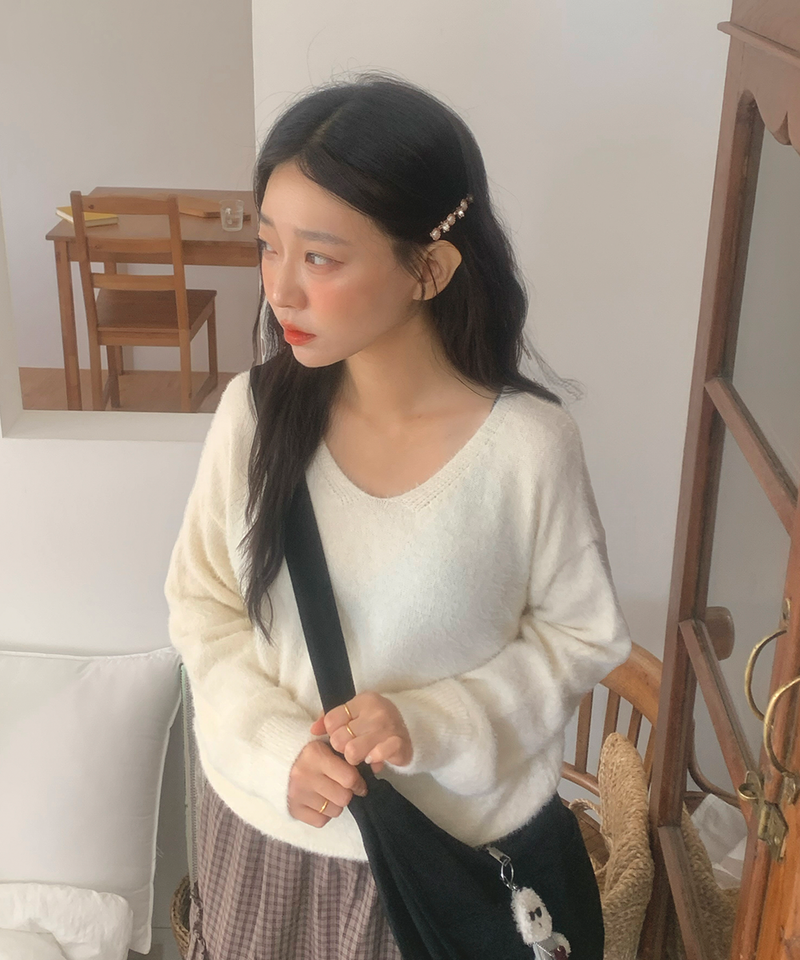 Soft Angora V-neck knitwear