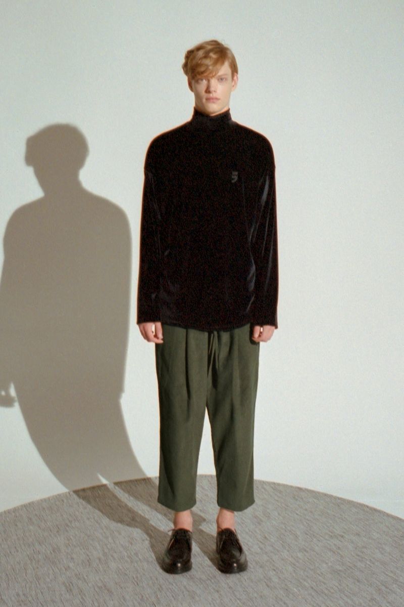 DROP-SHOULDER VELVET TURTLE-NECK TEE (Black)