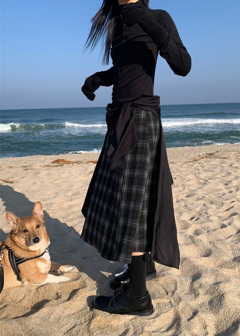 A BLACK CHECK SKIRT