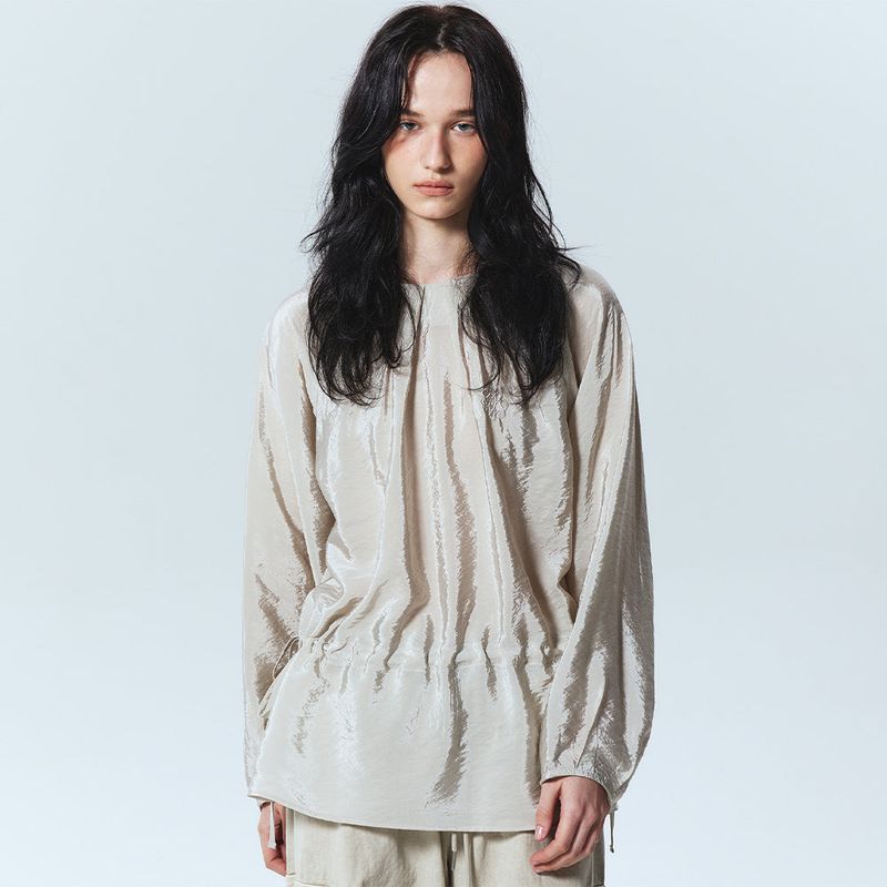 NICK&NICOLE（ニック＆ニコール）の「SHINE CURVED SLEEVE BLOUSE_SAND GRAY（Tops）」