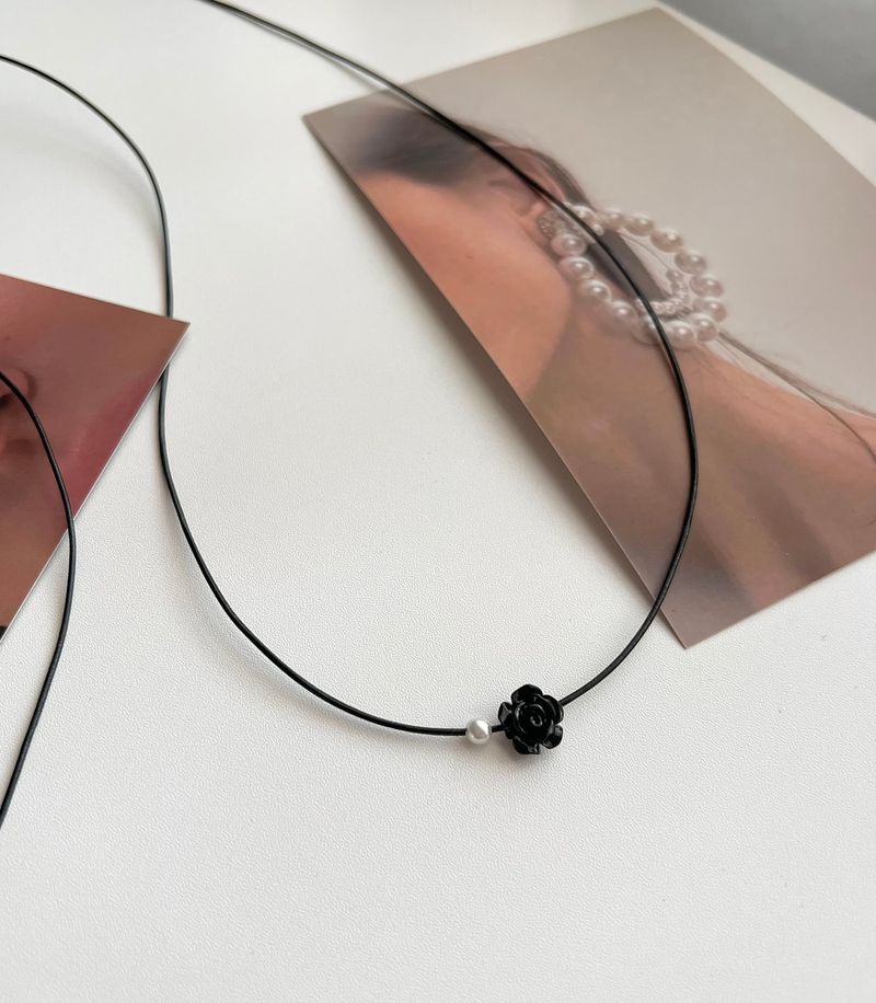 bn Classic Black Cowhide Rose Rope Strap Necklace