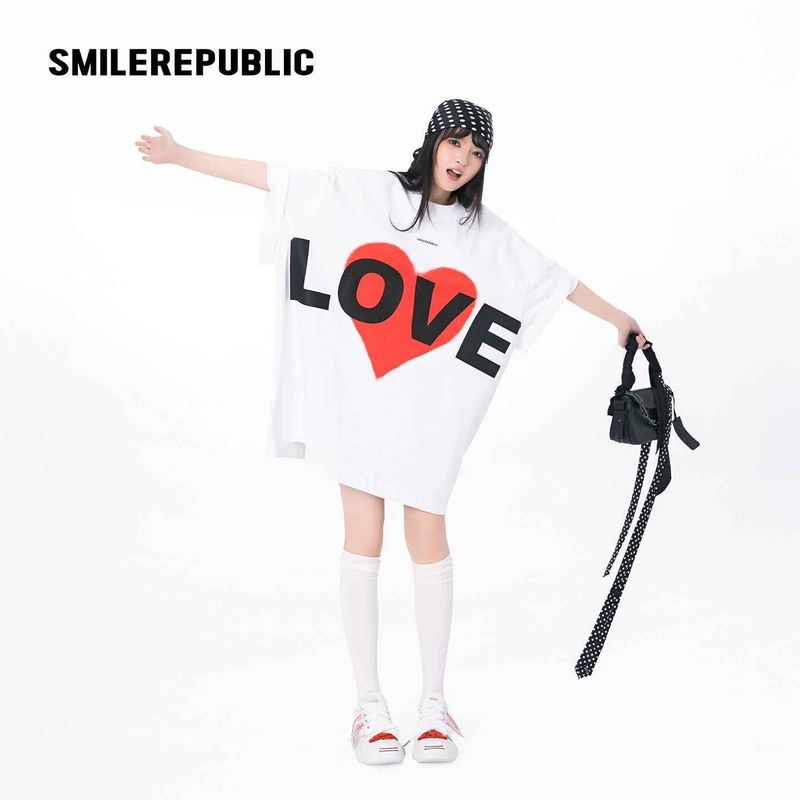 ホワイトコットンLOVEハートグラフィックオーバーサイズTシャツ