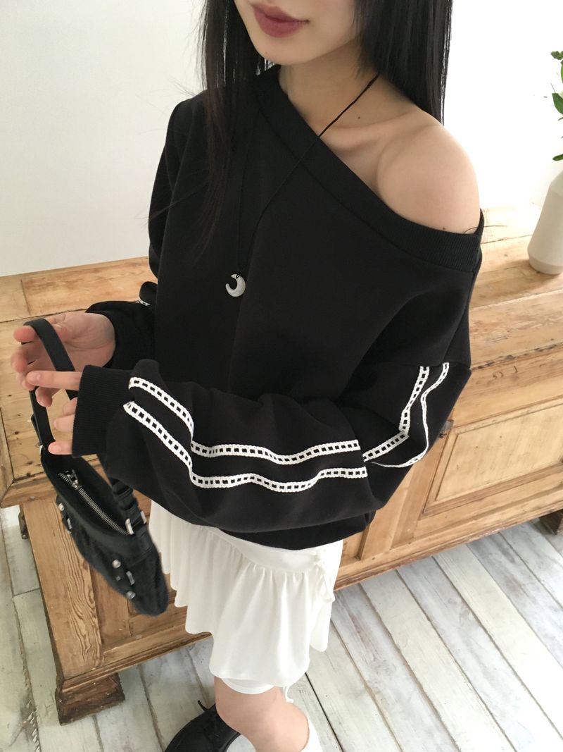 Romer lace point off-shoulder sweatshirt