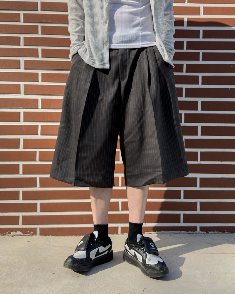 Node Pin Stripe Bermuda Slacks