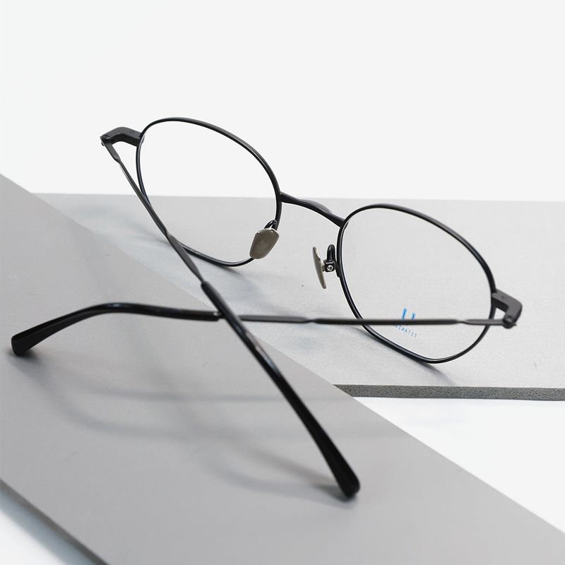 Knouun Round titanium glasses CODE. 101. A Black