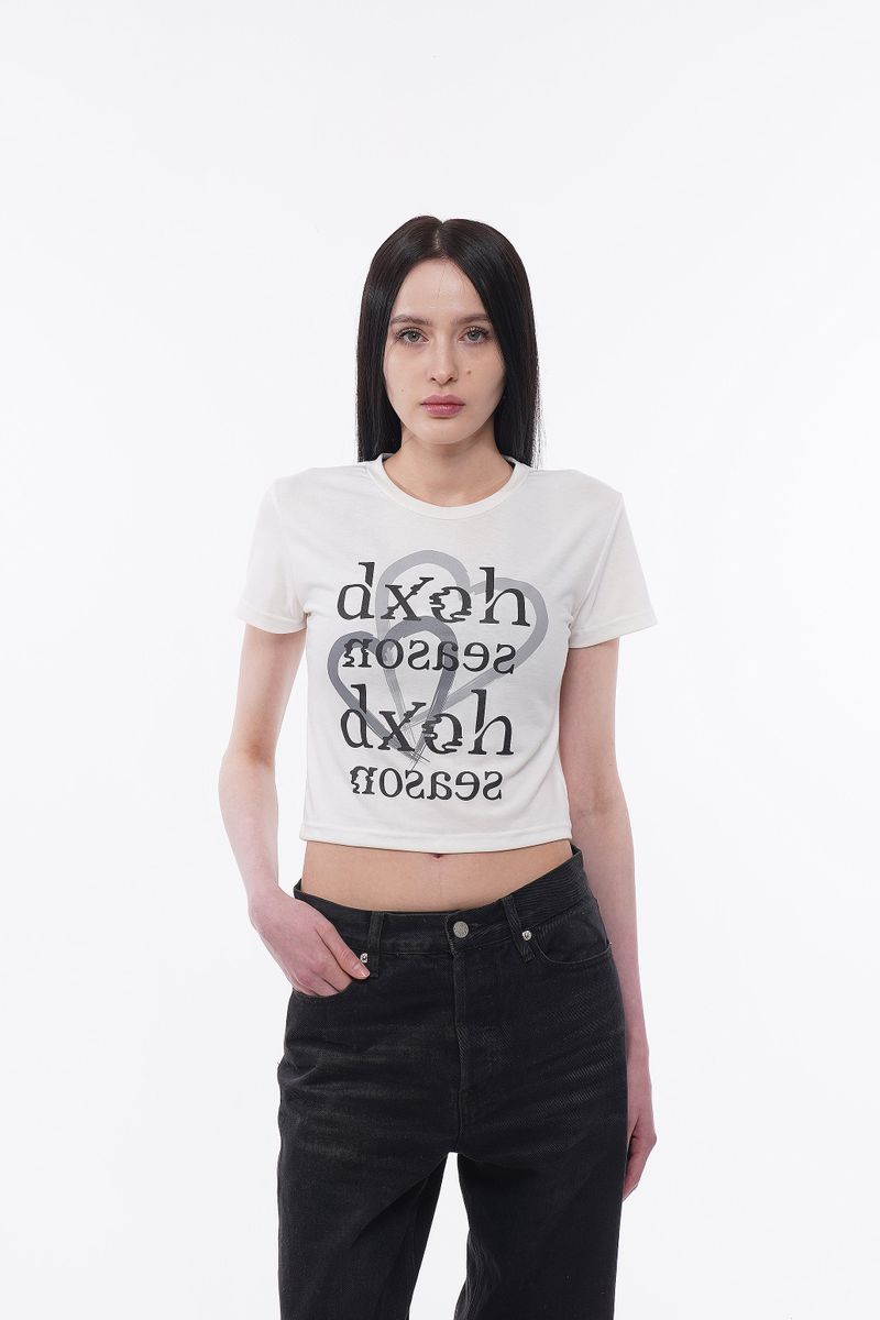 DXOH(ディソエイチ)の「ツーハートシーズンロゴクロップTシャツ(トップス)」
