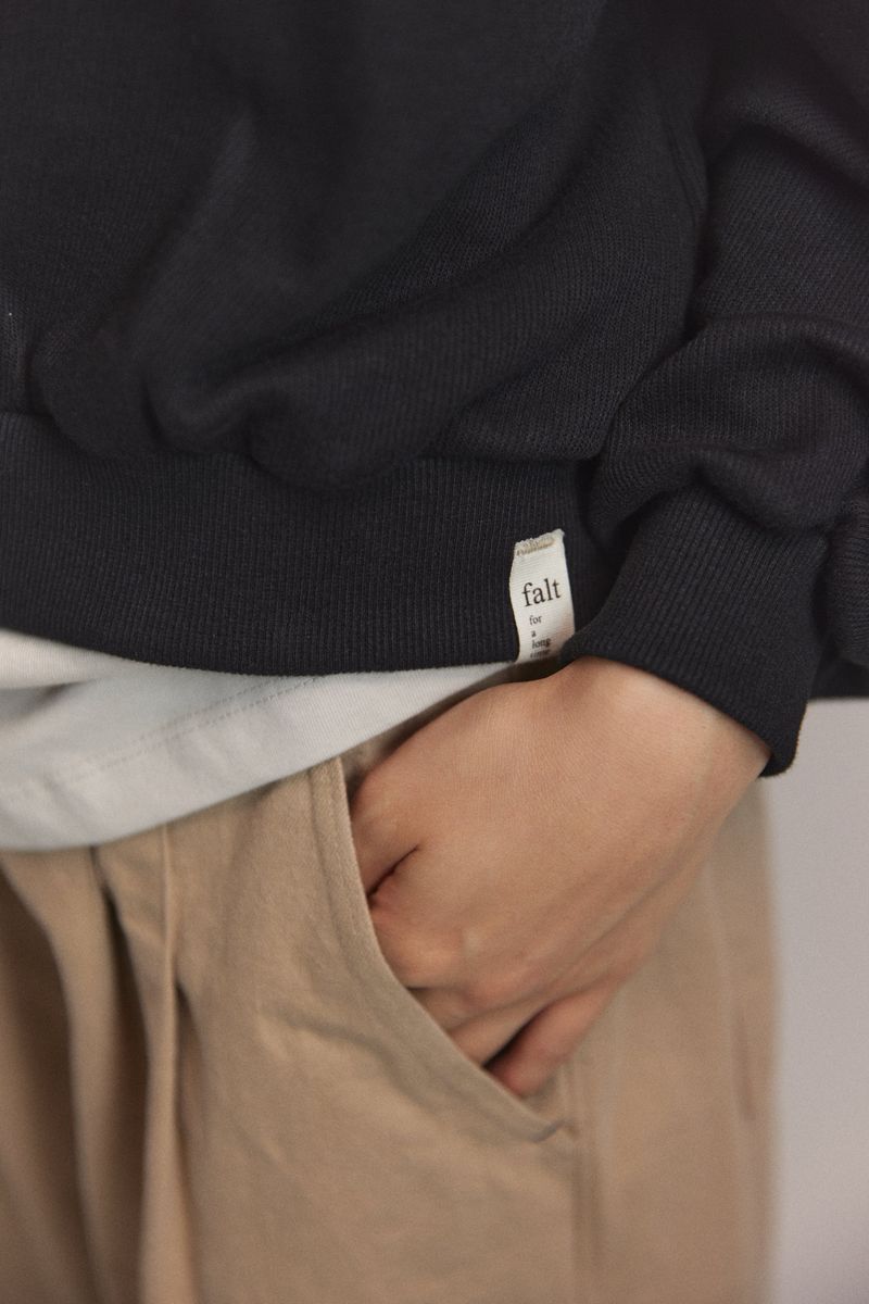 U-neck crop sweatshirt / Black