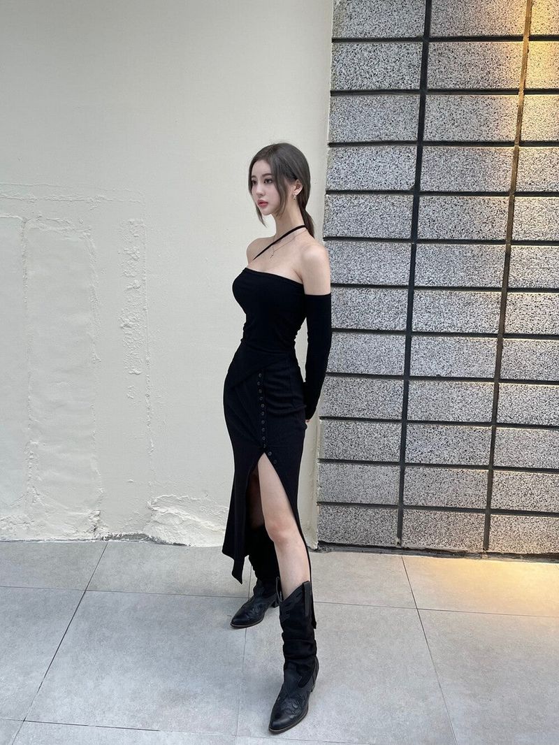 Seow(ソウ)の「134. Soft button slit sk (black, ivory)(Skirts)」