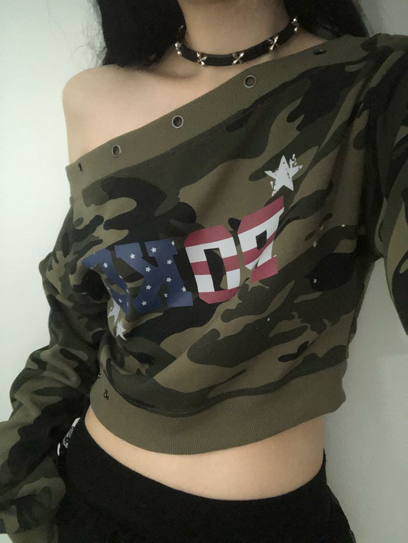 Camo Off-shoulder Button Sweatshirt