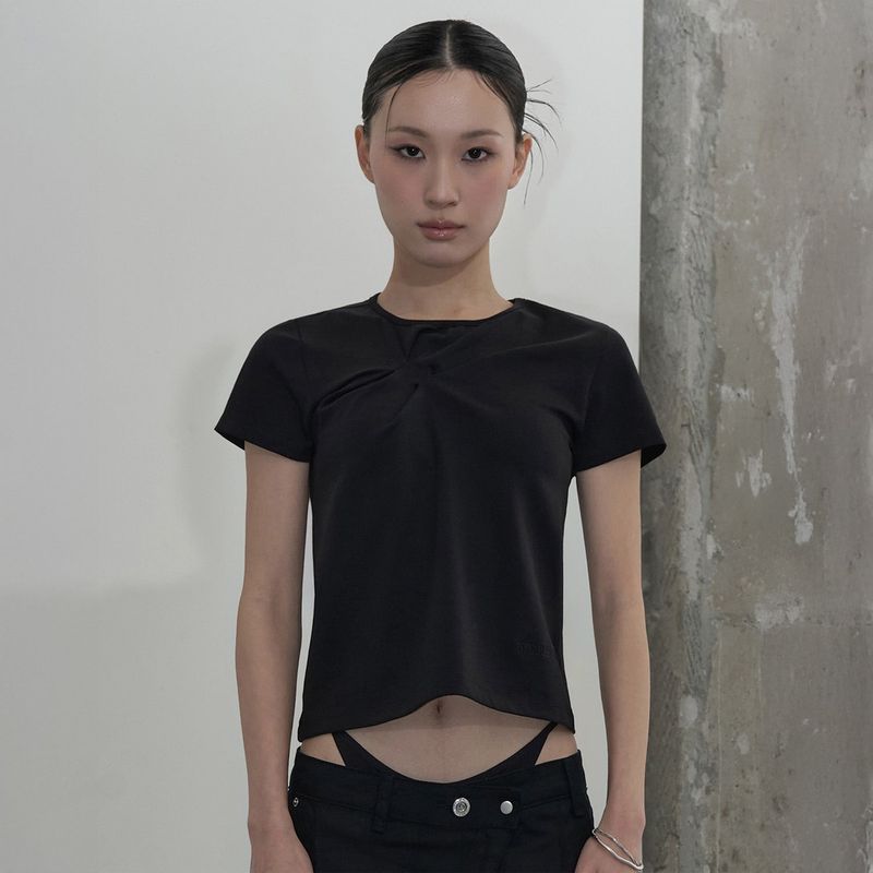 ZIZEMUSEUM（ジゼミュージアム）の「スラッシュピンタックTシャツ (BLACK)（トップス）」