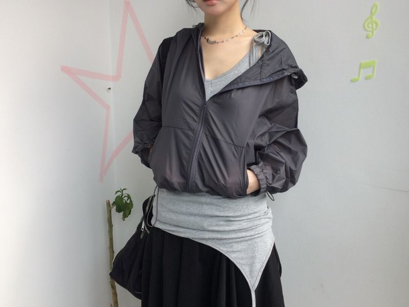 loose-fit strap sleeveless