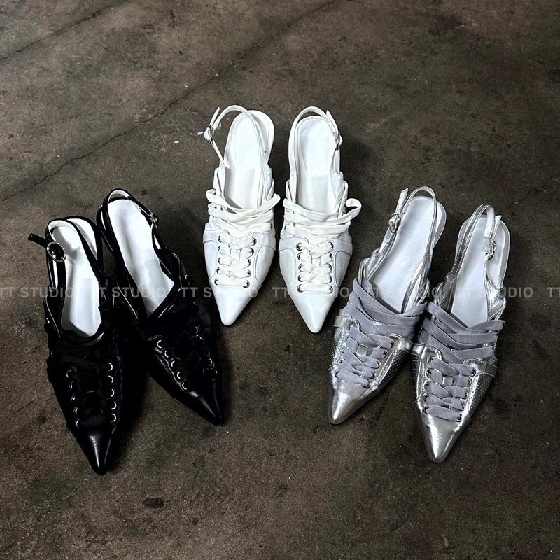 Sneakers point heels