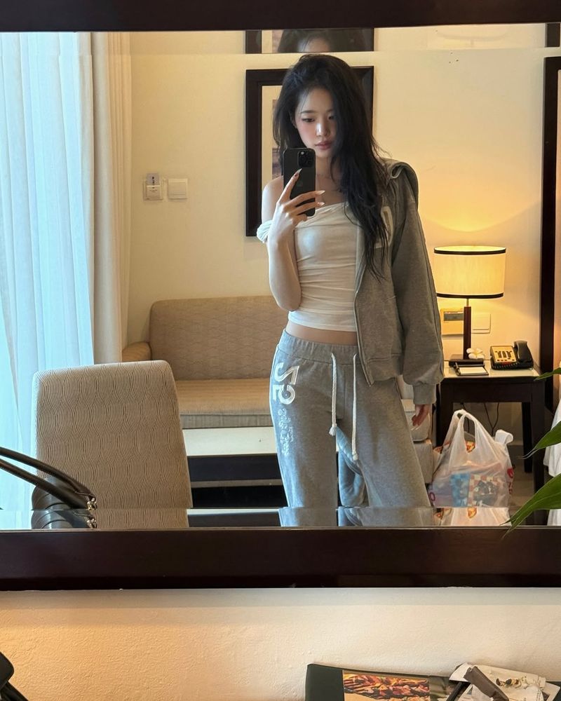 Kleesier（クリーシーア）の「25 Soft club straight pants, Gray（Pants）」
