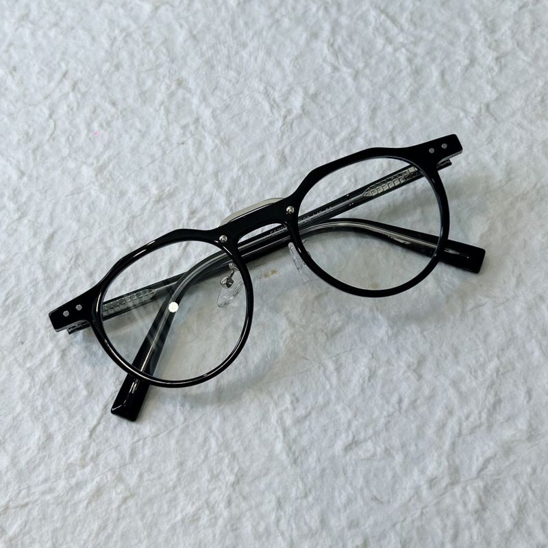 Refined Stud Round Frame