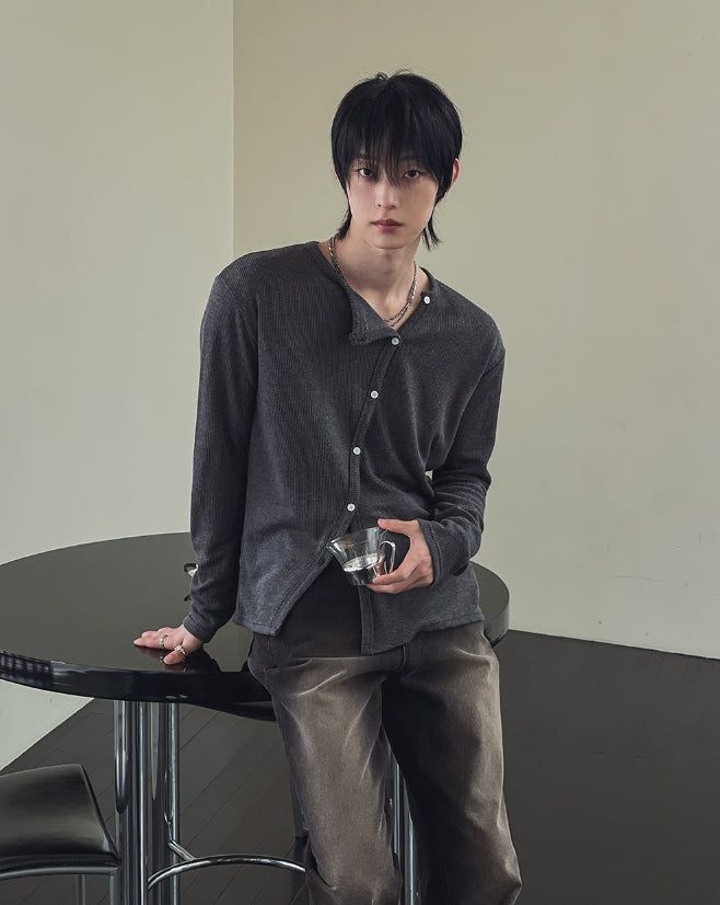 2PLAN（ツープラン）の「Root Diagonal Button Muscle Fit Cardigan（Tops）」
