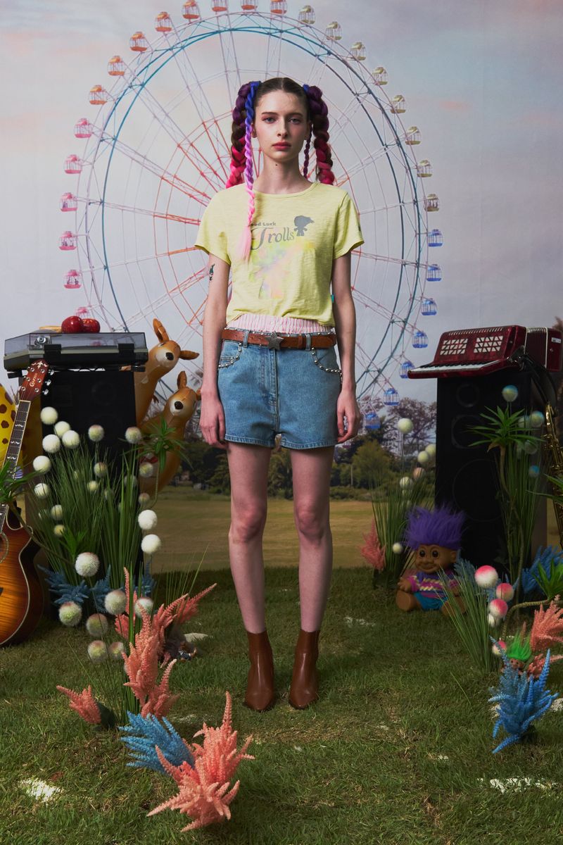 KIRSH（キルシー）の「TROLLS SILHOUETTE SLIM FIT T-SHIRT - LIGHT YELLOW（Tops）」