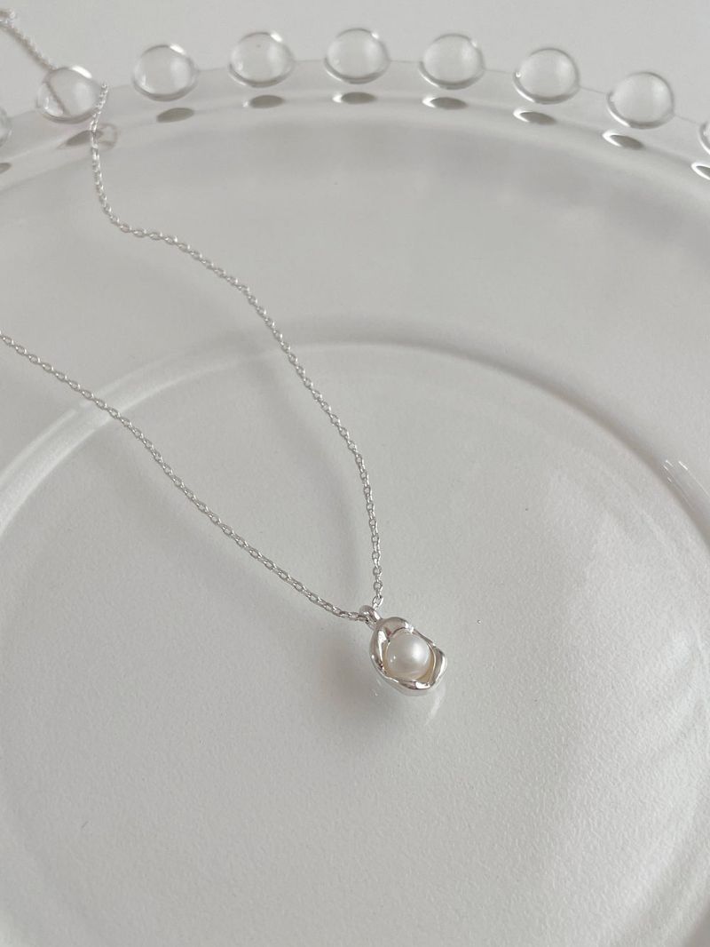 Innocent pearl shell necklace