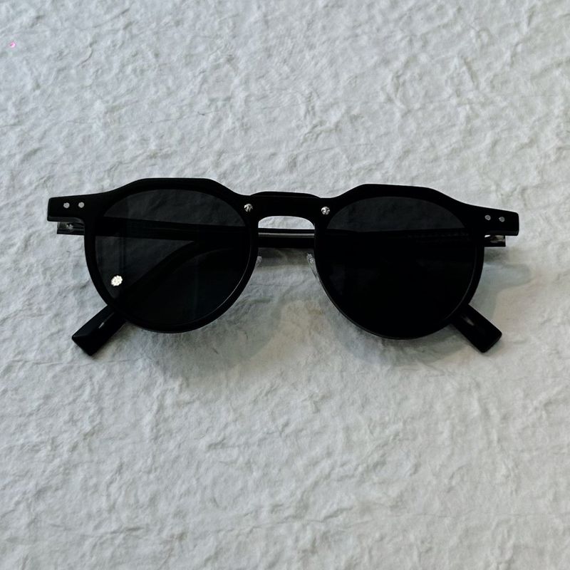 Refined Stud Round Frame