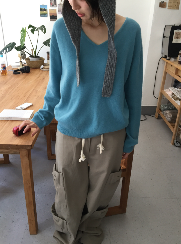 howu（ハウユ）の「ブッシュルーズカラーVネックニット（4c）（トップス）」
