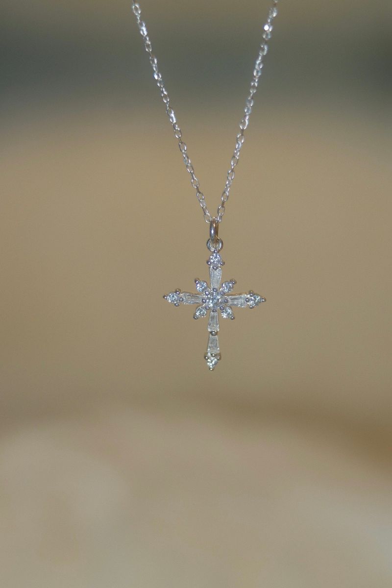 SNOW CROSS NECKLACE