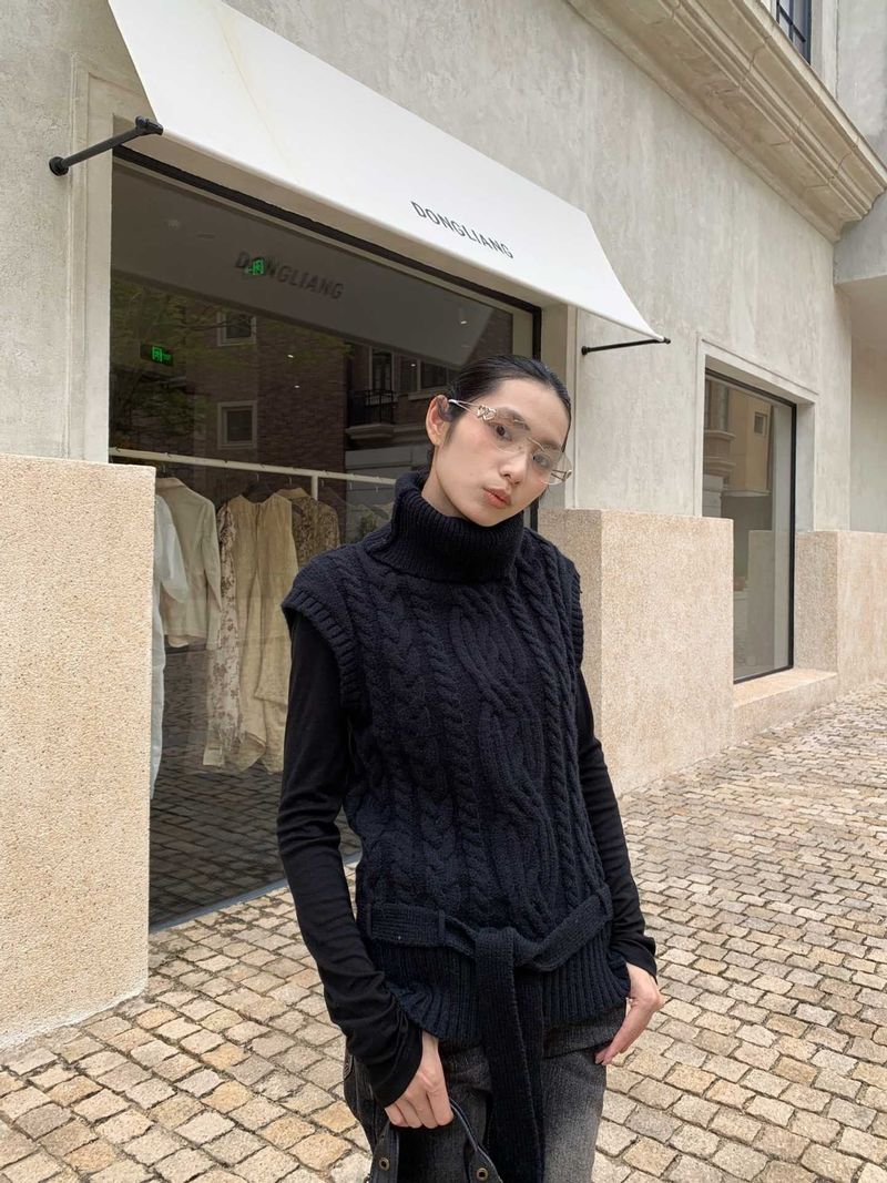 turtleneck twisted strap sleeveless knitwear