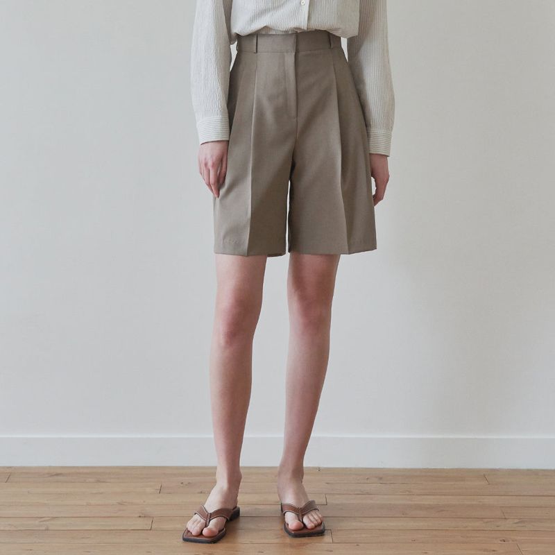 URAGO（ユラゴ）の「Two-tuck bermuda half pants（Pants）」